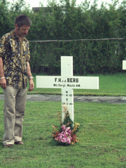 B77 - Het graf van mijn vader op het  Ereveld Karel Doormanhof op Kembang Kuning te Soerabaja